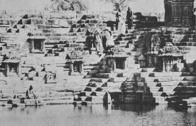 Indischer Brunnen mit Stufen